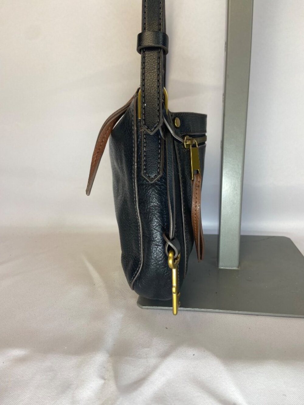 Vintage Fossil Black Pebbled Leather Crossbody Bag Brass Hardware Zip Purse - Picture 3 of 16